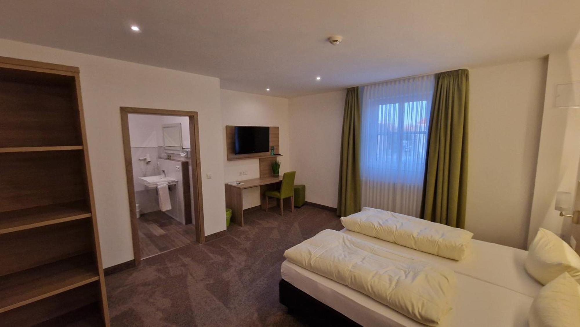 Schwarzer Adler - Hotel Garni Ipsheim Extérieur photo