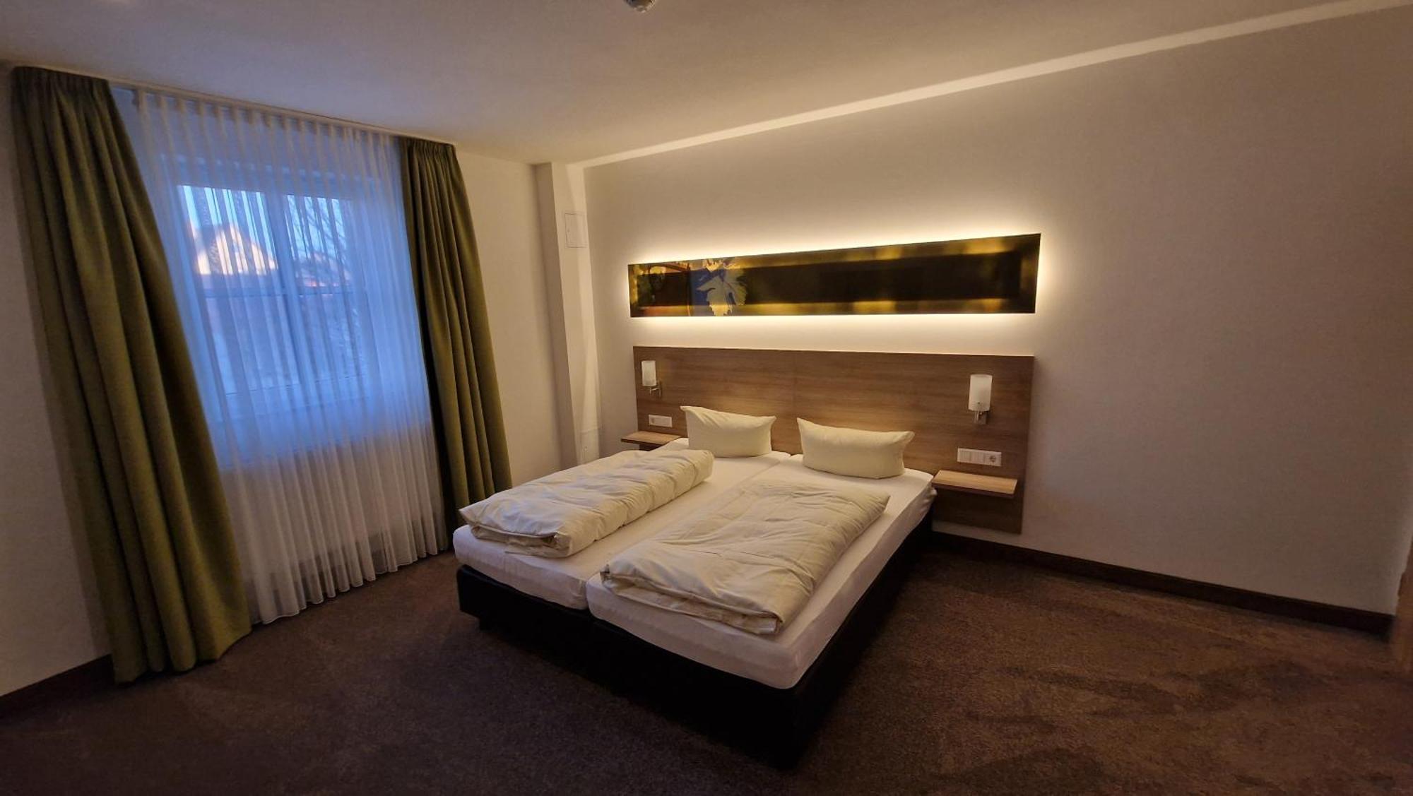 Schwarzer Adler - Hotel Garni Ipsheim Extérieur photo