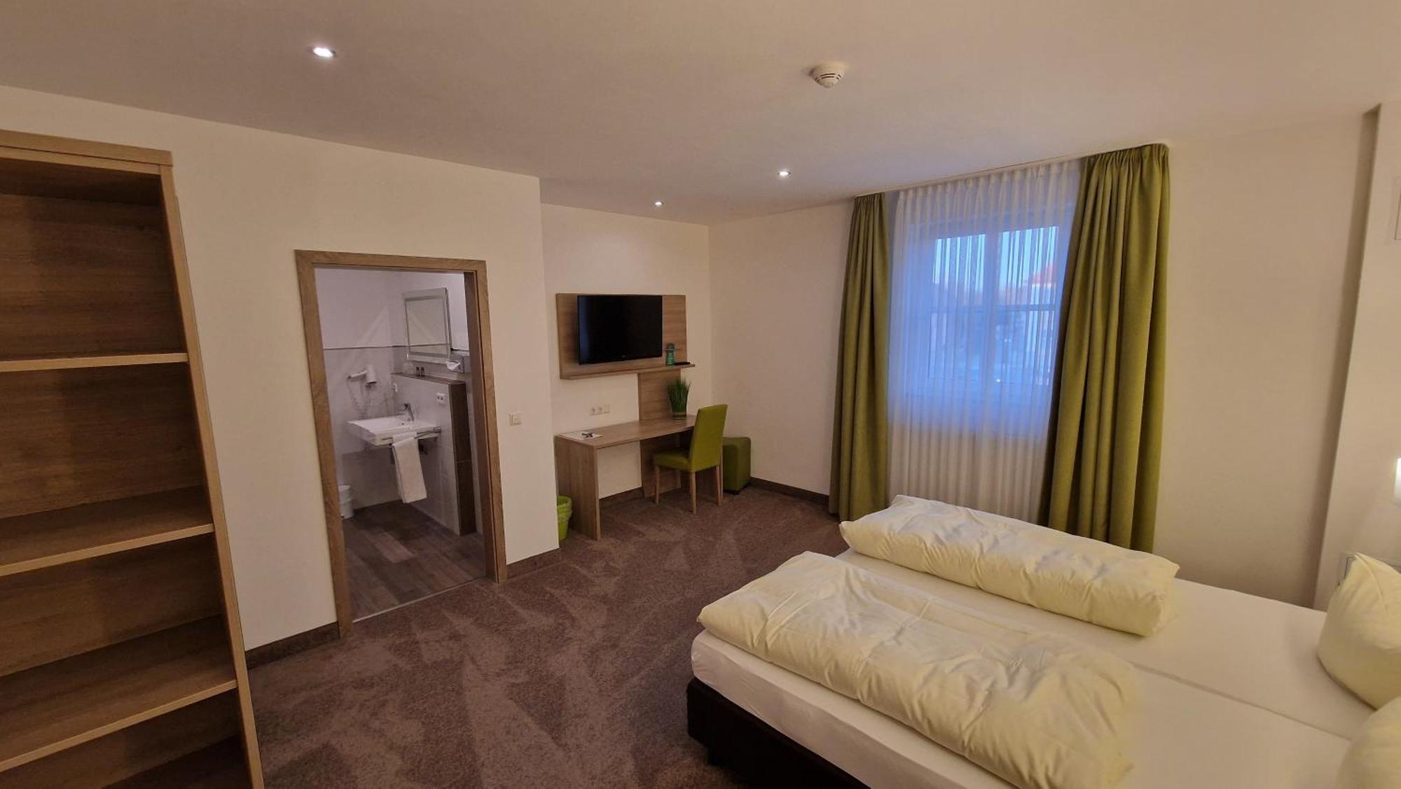 Schwarzer Adler - Hotel Garni Ipsheim Extérieur photo