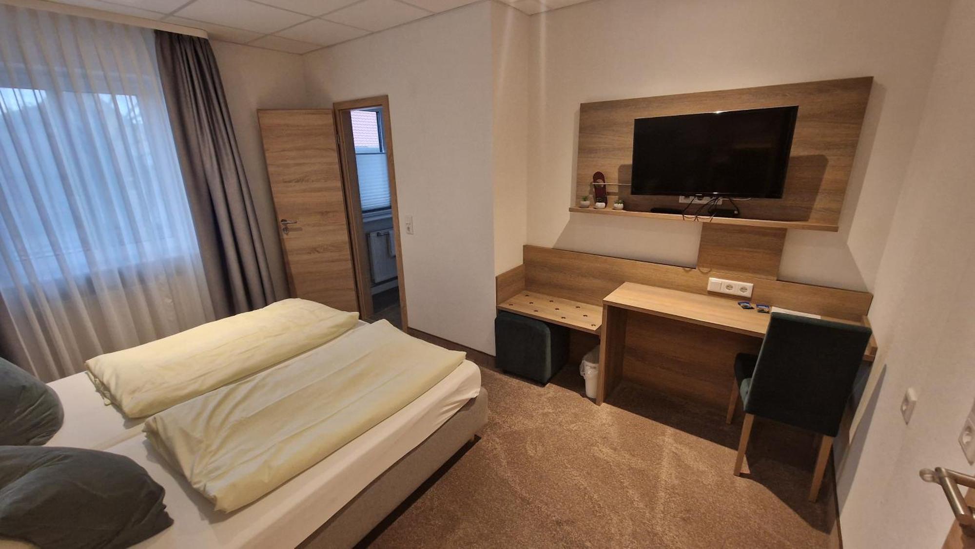 Schwarzer Adler - Hotel Garni Ipsheim Extérieur photo