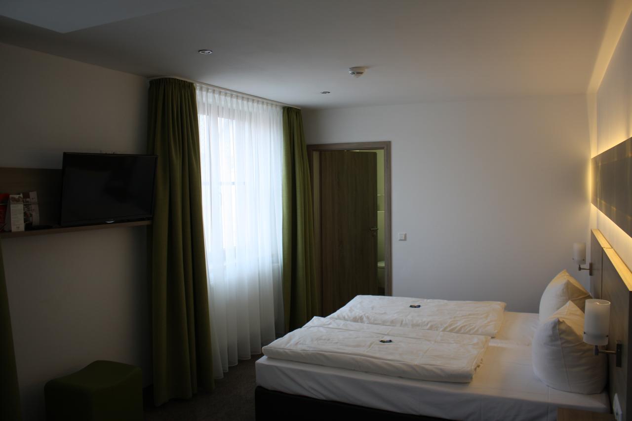 Schwarzer Adler - Hotel Garni Ipsheim Chambre photo