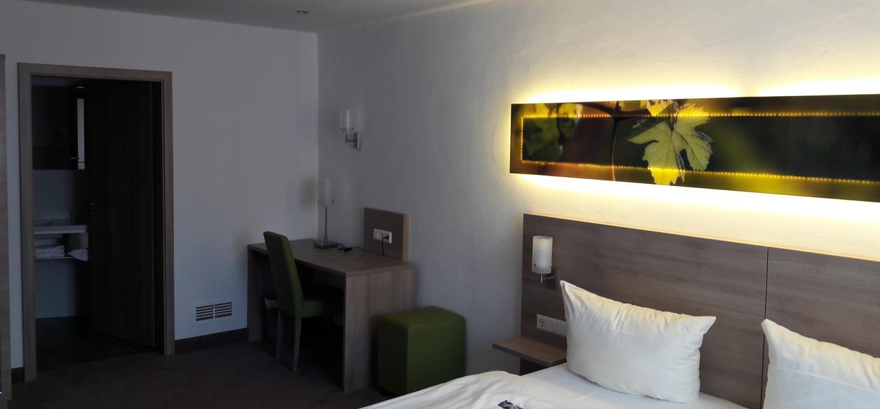 Schwarzer Adler - Hotel Garni Ipsheim Extérieur photo